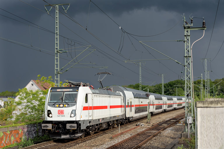 147 565 mit IC 2384/RE 52384 bei km 16,8 (Mai 2019)