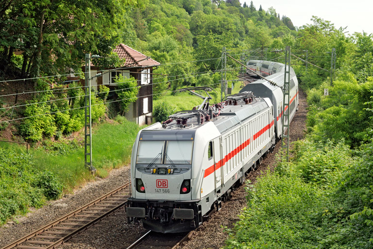 147 566 mit IC 2288/RE 52288 bei km 9,4 (Juni 2019)
