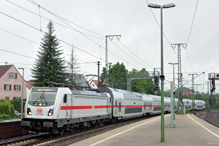 147 566 mit IC 2383/RE 52383 bei km 16,8 (Juni 2019)