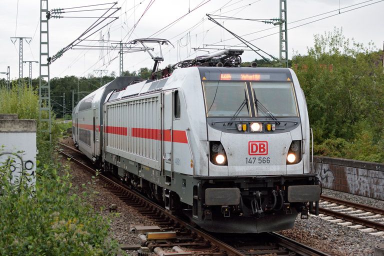 147 566 mit IC 2384/RE 52384 bei km 16,8 (September 2019)