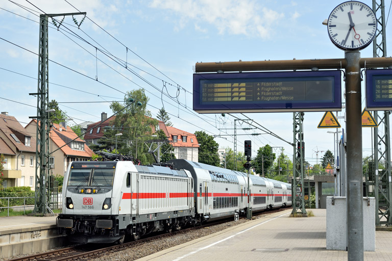 147 566 mit IC 2385/RE 52385 bei km 15,6 (Juni 2019)