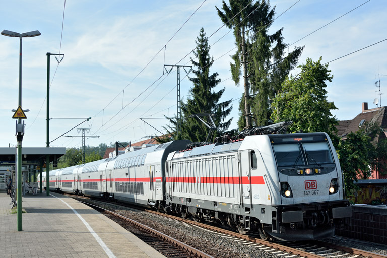 147 567 mit IC 2234/RE 52234 bei km 16,8 (Juli 2019)