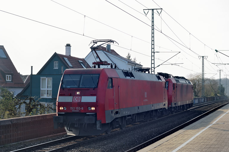 152 155 und 185 144 als T 65062 bei km 16,8 (April 2019)