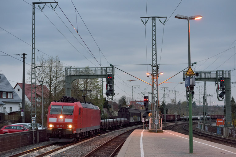 185 115 mit EZ 52099 bei km 16,6 (April 2019)