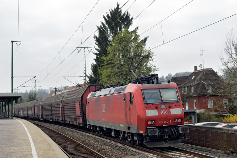 185 144 mit EZ 52089 bei km 16,8 (April 2019)