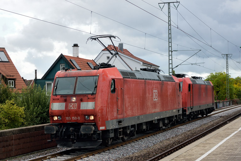 185 150 und 185 237 als T 66963 bei km 16,8 (Oktober 2019)