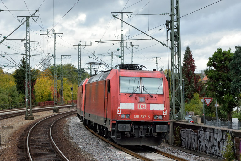 185 150 und 185 237 als T 66963 bei km 16,6 (Oktober 2019)