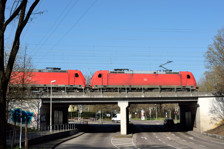 185 259 und 185 370 als T 65035 bei km 16,4 (M&auml;rz 2019)