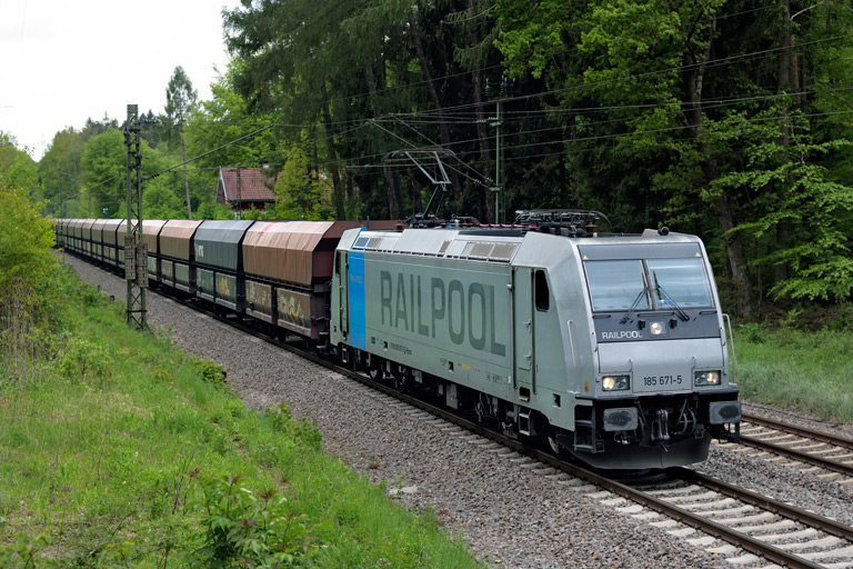 185 671 mit DGS 52673 bei km 18,2 (Mai 2019)