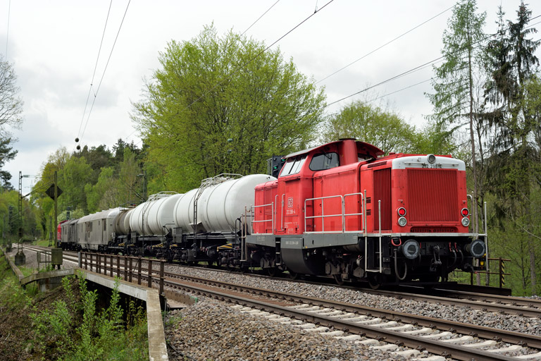 212 298 mit Bauz 94083 bei km 18,4 (April 2019)