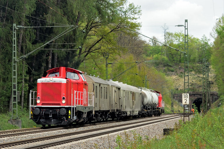 212 310 mit Bauz 94083 bei km 18,2 (April 2019)