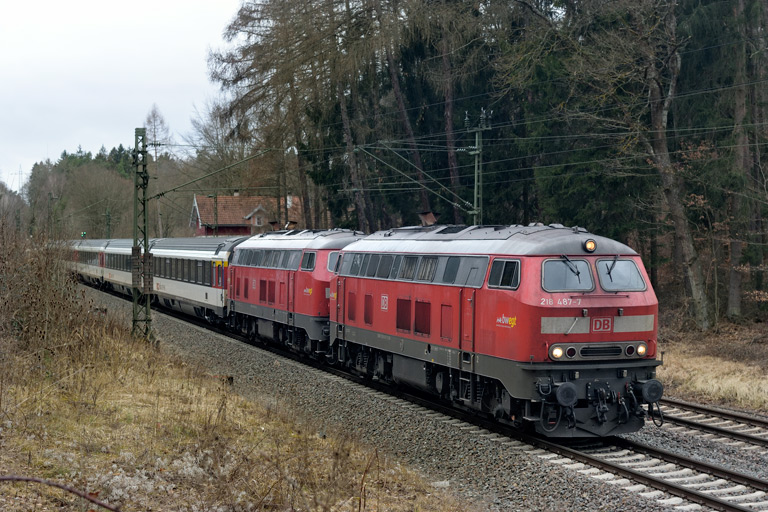 218 487 und 218 476 mit IC 282 bei km 18,2 (M&auml;rz 2019)
