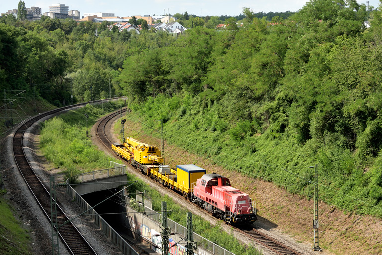 261 004 mit DGV 93799 bei km 13,8 (Juli 2019)