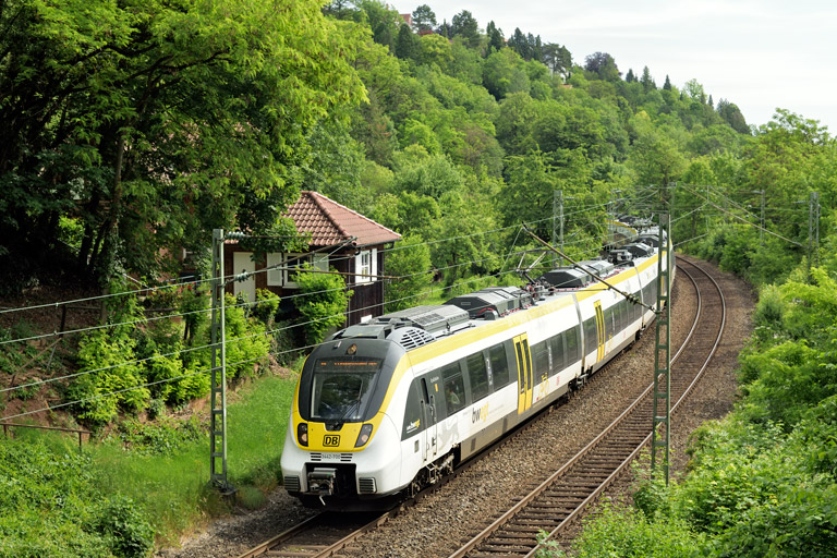 3442 201 und 3442 215 als RE 19605/19655 bei km 9,4 (Juni 2019)