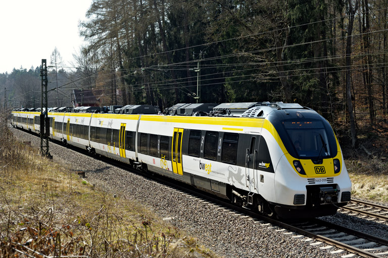 3442 209 und 3442 200 mit RE 17658/17608 bei km 18,2 (M&auml;rz 2019)