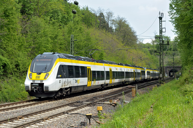 3442 211 und 3442 206 als RE 19607/19657 bei km 18,2 (Mai 2019)