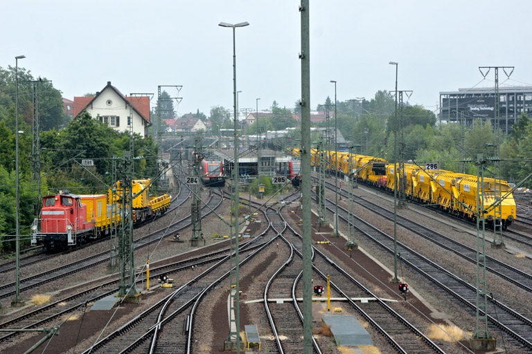ESG 10 (ex-DB 365 208) und Gleisumbauzug bei km 15,8 (Juli 2019)
