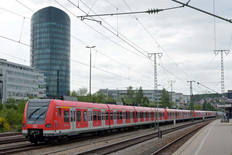 423 018 und Baureihe 423 bei km 15,6 (Mai 2019)