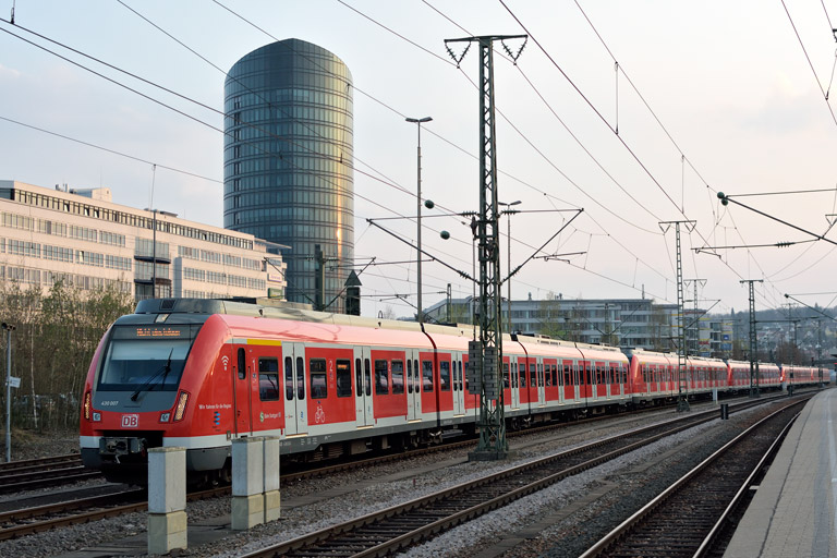 430 007 und Baureihe 430 bei km 15,6 (April 2019)
