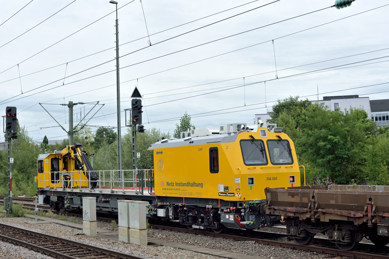 Gleisarbeitsfahrzeug 746 010 bei km 15,4 (August 2019)