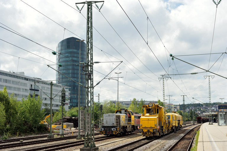 Schotterplanier- und Stopfmaschinenzug und Lok der Baureihe G 1700BB bei km 15,6 (September 2019)