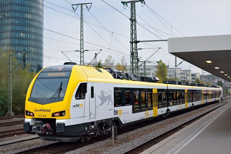 ET 5.12 als DLr 94080 bei km 15,6 (Oktober 2019)