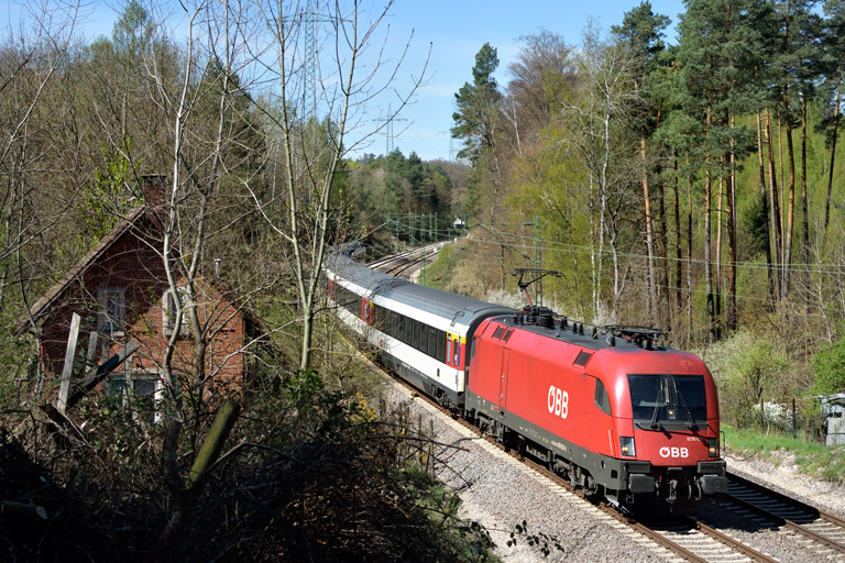 &Ouml;BB 1016 001 mit IC 282 bei km 19,2 (April 2019)