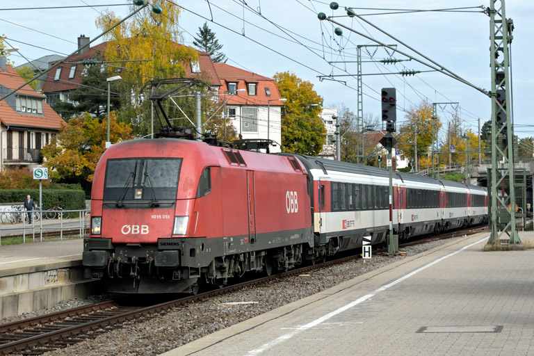 &Ouml;BB 1016 018 mit IC 187 bei km 15,4 (Oktober 2019)