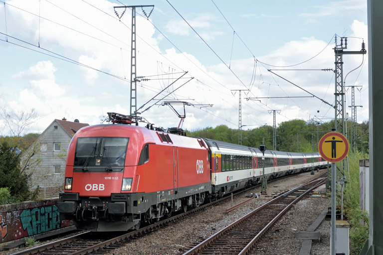 &Ouml;BB 1016 032 mit IC 186 bei km 16,8 (April 2019)