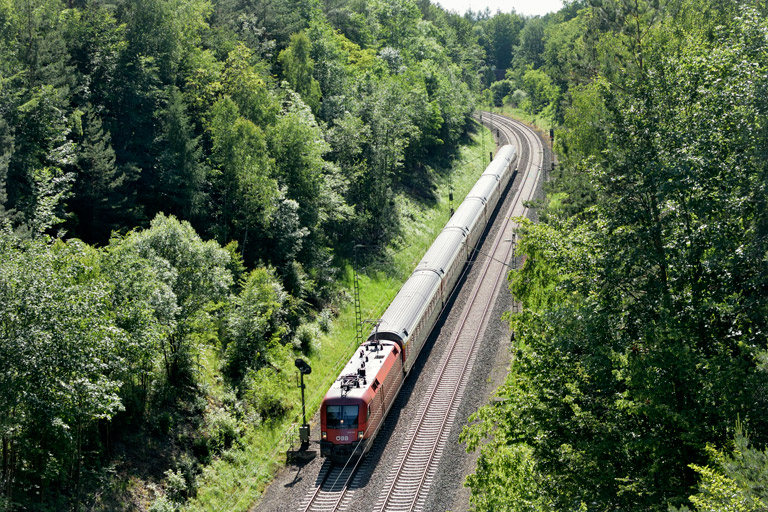 &Ouml;BB 1016 041 mit IC 186 bei km 20,6 (Juni 2019)