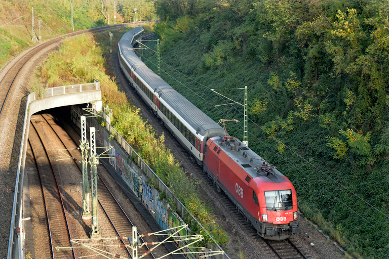 &Ouml;BB 1016 043 mit IC 183 bei km 13,8 (Oktober 2019)