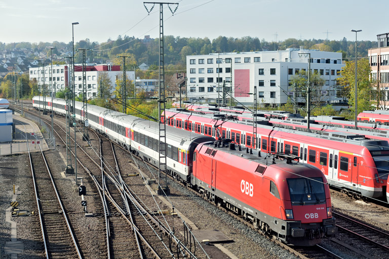 &Ouml;BB 1016 044 mit IC 280 bei km 16,0 (Oktober 2019)