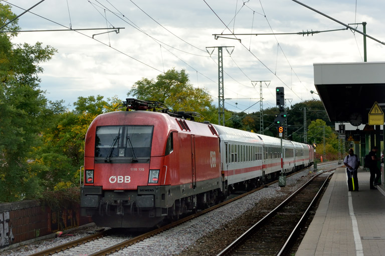 &Ouml;BB 1116 135 mit IC 2337 bei km 16,8 (Oktober 2019)