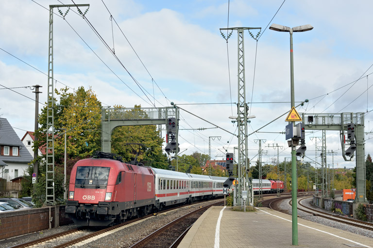 &Ouml;BB 1116 151 mit IC 2335 bei km 16,6 (Oktober 2019)