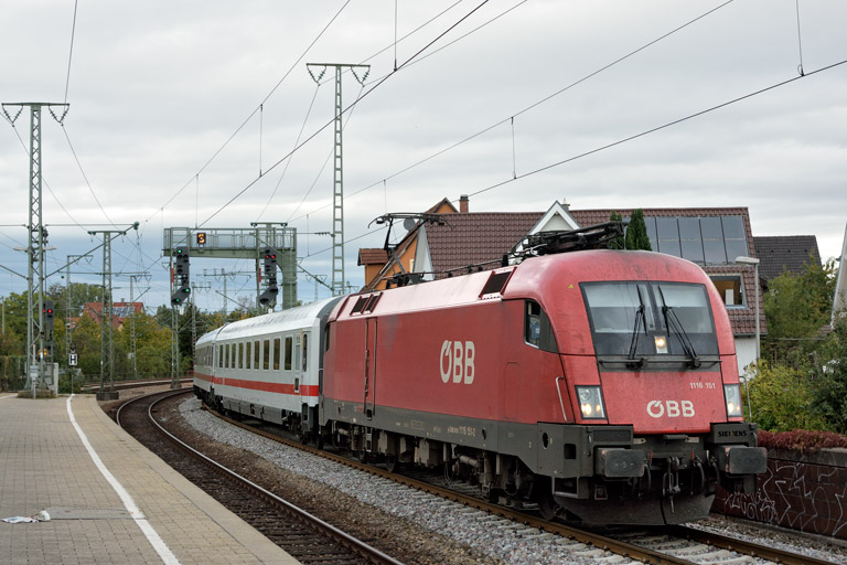 &Ouml;BB 1116 151 mit IC 2337 bei km 16,6 (Oktober 2019)