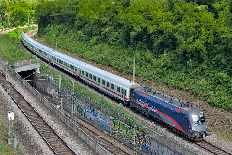 &Ouml;BB 1116 195 mit IC 2385 bei km 13,8 (Juli 2019)