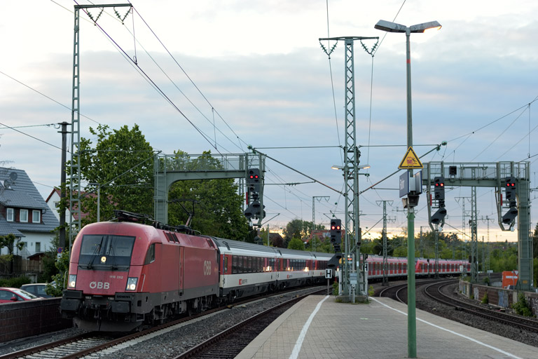 &Ouml;BB 1116 282 mit IC 285 bei km 16,6 (Mai 2019)