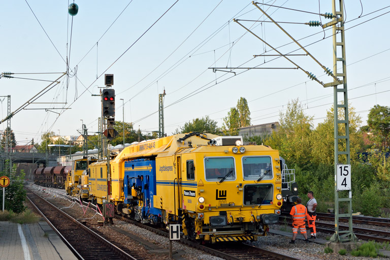Schotterplanier- und Stopfmaschinenzug bei km 15,4 (Juli 2019)