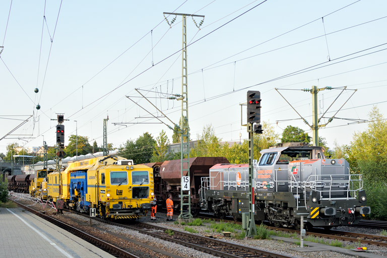 Schotterplanier- und Stopfmaschinenzug und DE 18 bei km 15,4 (Juli 2019)