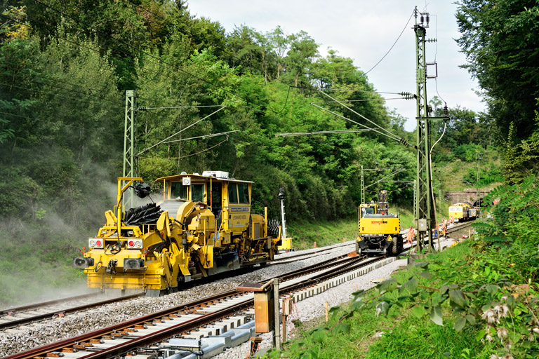 Zweiwegebagger und Schotterplaniermaschine bei km 18,0 (September 2019)