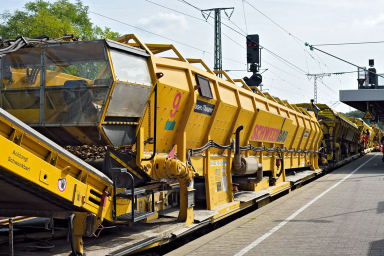 Gleisumbauzug bei km 16,8 (September 2019)