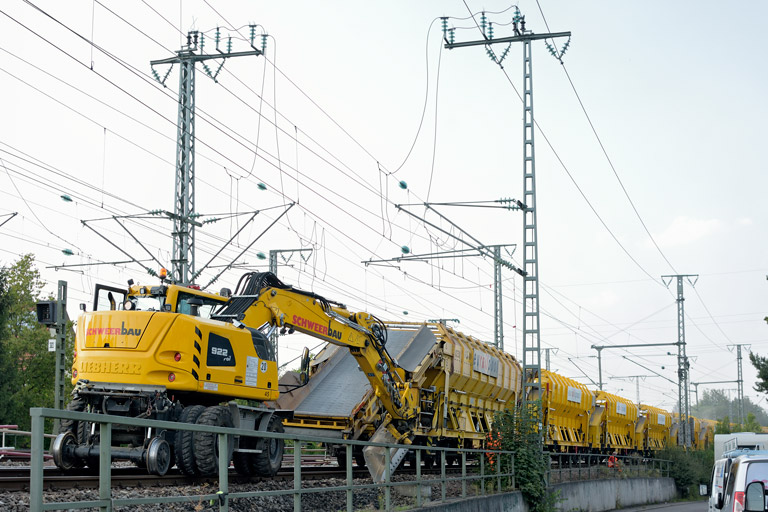 Zweiwegefahrzeug und Gleisumbauzug bei km 16,6 (August 2019)