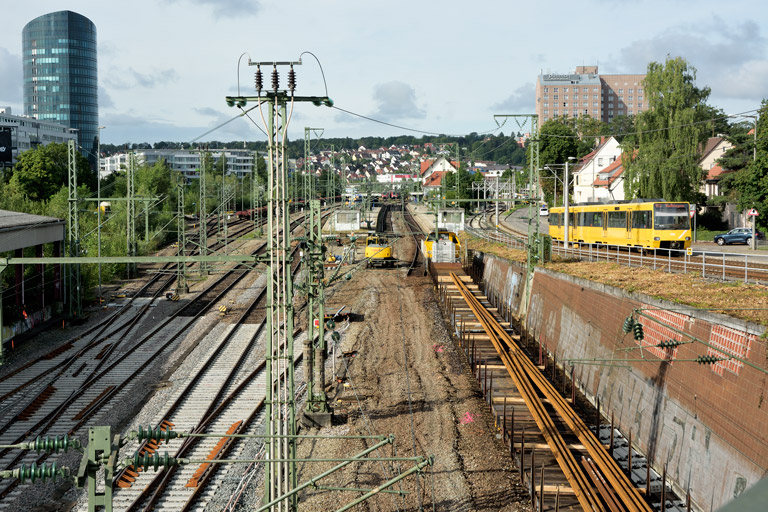 DE 18 und Zweiwegefahrzeug bei km 15,4 (August 2019)