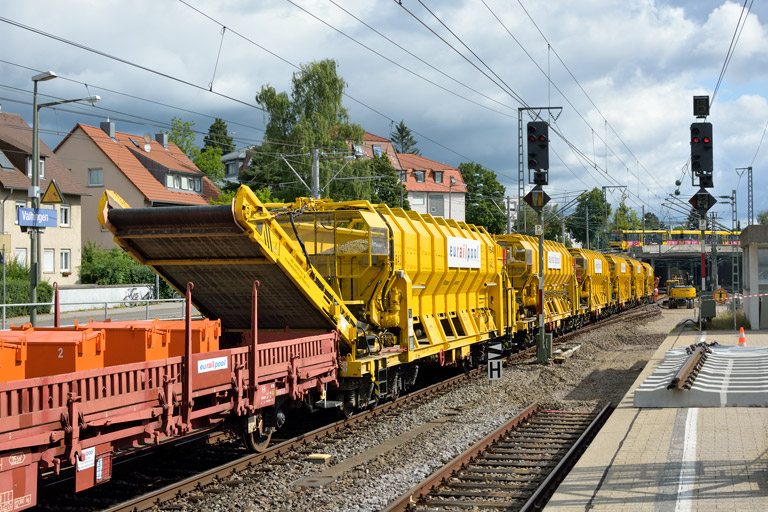 Gleisumbauzug bei km 15,4 (August 2019)