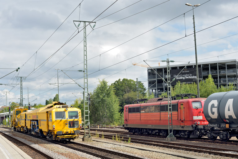 Schotterplanier- und Stopfmaschinenzug und 151 001 bei km 15,6 (September 2019)