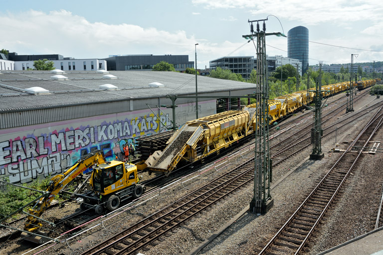 Gleisumbauzug bei km 15,4 (Juli 2019)