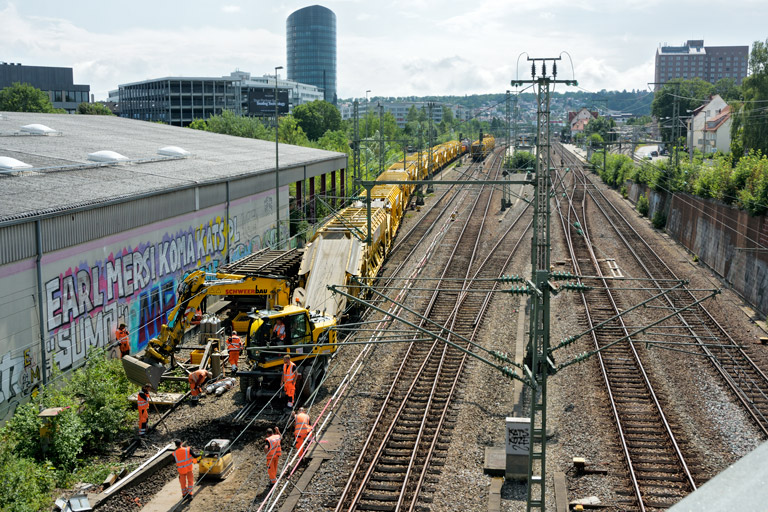 Gleisumbauzug bei km 15,4 (Juli 2019)