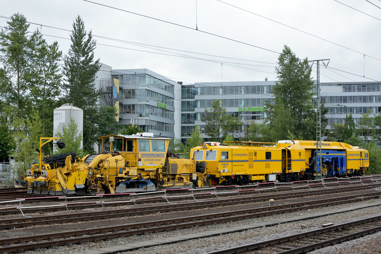 Schotterplanier- und Stopfmaschinenzug bei km 15,8 (August 2019)