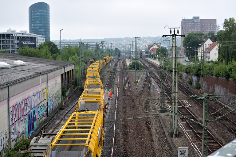 Gleisumbauzug bei km 15,4 (Juli 2019)