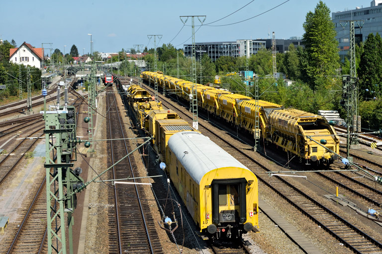 Gleisumbauzug bei km 15,8 (August 2019)